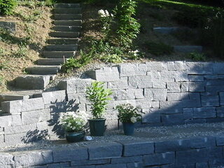 Natursteinmauer aus grossformatigen grauen Natursteinblöcken