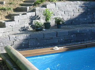 Pool mit Stützmauer aus Naturstein | Lobsiger Gartenbau AG