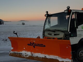 Schneeräumungs-Fahrzeug in Winterlandschaft | Lobsiger Gartenbau AG