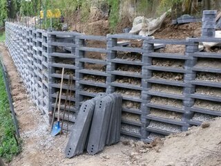 Patentierte Stützmauer aus grauen Zement-Elementen | Lobsiger Gartenbau AG