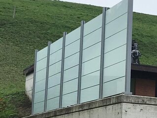Sichtschutzzaun aus Milchglas Sichtschutzzaun aus milchig-weissem Milchglas